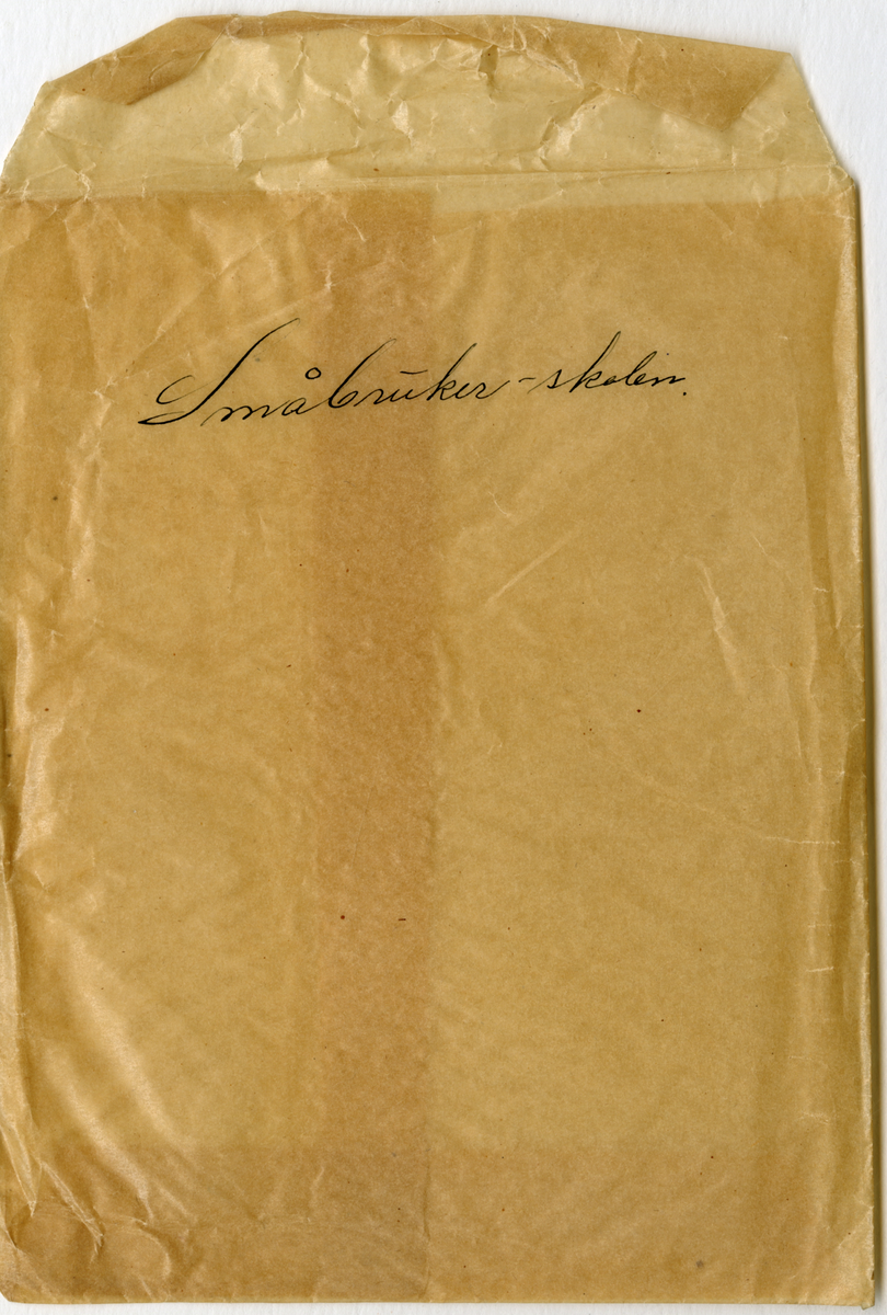 Portrett av Nils Heggtveit

Elev ved Gjerpen småbruks- og husmorsskole

Kundekorrespondanse mellom Jensen Atelier og elev, brev som medfulgte foto:

Til Jensen Atelier, Skien.

Tingar hermed eit foto av elevane paa Gjerpen Landbruksskole. 
Eg var elev paa Gjerpen Landbruksskole i vinter og tenkte difor aa verta med paa dette foto av alle elevane. Etter aa ha tinga time reiste eg difor ned til Dykk, men sjefen var sjuk vart det sagt, so det kunne ikkje verta noko fotografering den dagen.

Daa det er liti von at eg kjem til Skien med det fyrste, vil eg høyre om det gaar aa sende eit foto av meg som eg tok i vinter og ved hjelp av dette verta med paa det nemte foto. 

Fotoet fyljer. Svarporto liggg ved.

Øvre Laardak den 20/5-44
Vyrdsamt, Nils Heggtveit
Det vedlagte foto ynskjest returnert 



Påskrift på konvolutt:

Småbruker-skolen