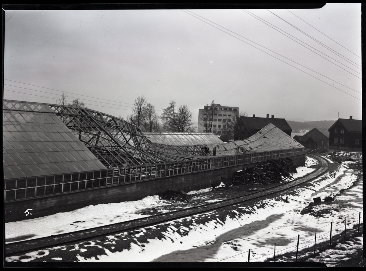 Foto av Heistad fabrikker, Porsgrunn.
Tidligere i Eidanger kommune

Drivhus/gartneri ødelagt.

Påskrift konvolutt:
Heistad fabrikker