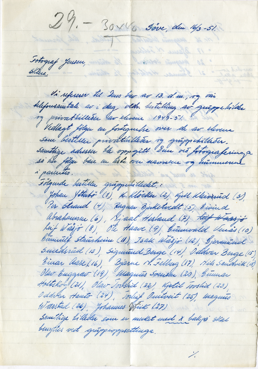 Brev som medfulgte bestilling av foto til klassekull for Telemark Landbruksskole 1949 - 1951

Brev:

Søve, den 16/3 - 51
Fotograf Jensen, Skien. 

Vi referer til Dens brev av 13 d. m., og vår telefonsamtale av i dag vedrørendre bestilling av gruppebilde og privatbilleder av elever 1949 - 1951.

Vedlagt følger en fortegnelde over de av elevene som bestiller privatbilleder og gruppebilleder. Samtlige adresser ble oppgitt Dem ved fotograferinga så her følger bare en liste over navnene og nummrene i parantes. 

Følgende bestilte gruppebilledet;

Johan Ytterbø (1), K. Kløcker (2), Kjelle Kleiverud (3), Per Strand (4). Ragnar Bjerketvedt (5), Eivind Abrahamsen (6), Njaal Heslaud (7), Leif Wåsjø (8), Ole Haave (9), Grunnvald Venås (10), Gunnulf Staurheim (11), Isak Wajså (12), Gjermund Sundsrud (13), Sigmund Berge (14), Oddvard berge (15), Einar Aase (16). Bjarne N. Bellberg (17). Nils Sandvik (18). Olav Enggrav (19), Magnus Sørensen (20), Gunnar Holtskog (21), Olav Tovslid (22). Kjetil Tovslid (23), Odvar Hanto (24). Torleif Omtveidt (25), Magnus Wæastad (26), Johannes Wiik (27)

Samtlige billeder som er merket med X bak på skal benyttes ved gruppesettinga. 

Følgende bestiller privatbilleder:

Nr. 26 Magnus Wæstad, 1 billede, lite format
Nr.14 Bjarne F. Fjellberg, 1 billede, lite format
Nr. 20 Magnus Salvesen, 1/2 dusin, lte format 
Nr. 21 Gunnar Holtskog, 1/2 dusin, lite format 

De 3 første nruker samme billedet som ved gruppeoppsettninga. Sistnevnte, nr. 21 Gunnar Holtskog, vil ha sitt andre billede, der hvor han bærer hua som privatbillede.

Med [....] til vederlaget for tilleggstjenesten (jfr. Deres brev av 13 ds.) så kan i gruppebillede sendes til Søve Elevlag v/ formannen. Da jeg ikke sjøl er med på billedet, bes et privatbillede av nr. 5, Ragnar Bjerketvedt, lite format, send han som vederlagstjeneste. Han har nemlig vært behjelpelig med å oppsta bestilling av billeder, og innkassere penger. 

Det antatte beløp:

28 skal lages = 27 betalende gruppebilleder a kr. 20 = kr 540
14 betalende privatbilleder =Kr. 80
Tils. = Kr 620

Vil bli sendt Dem så snart alt er inkasset

Ærbødigst
Søve Elevlag
H. Hill
[...]

NB nr. 27 skal stå som lærling