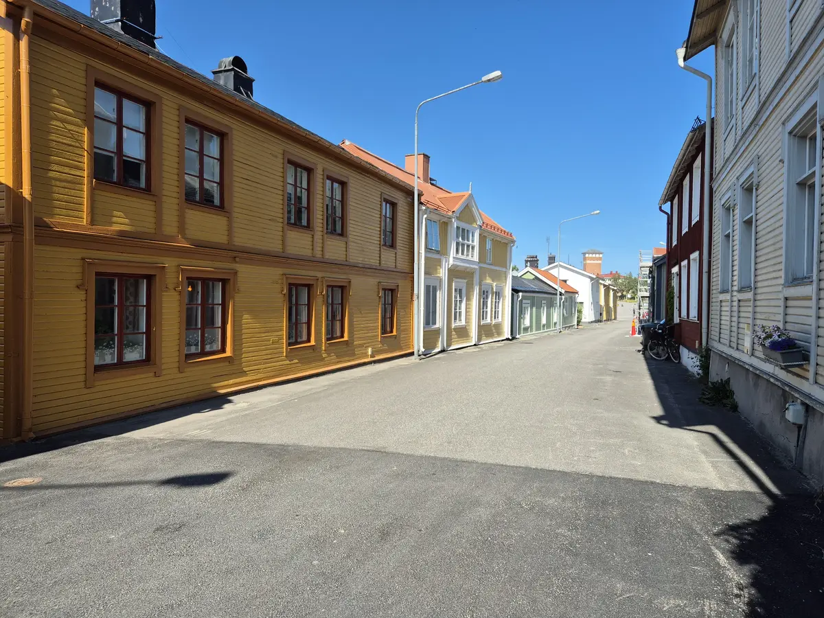 Gata med äldre hus på rad.