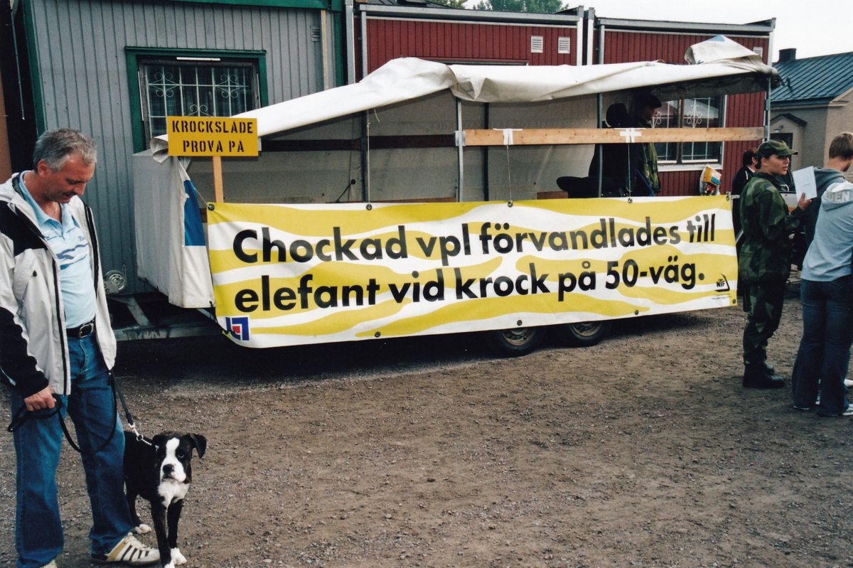 Krocksläde att prova på i trafiksäkerhetsmontern. Skaraborgs regemente 375 år 30 september 2006.