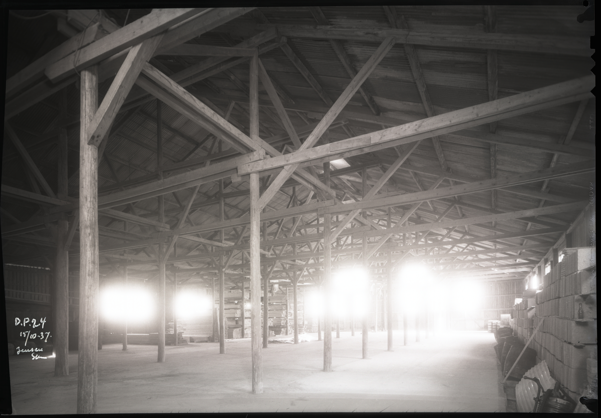 Foto av lagerplass på Dalen Portland cementfabrikk i 1937

Påskrift konvolutt:

D.P.24
15-10 -37
Jensen Atelier