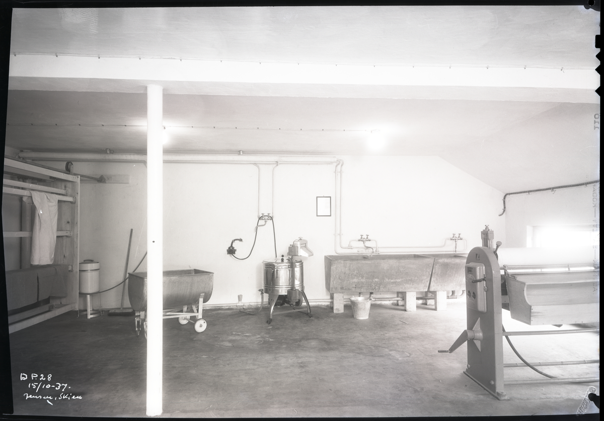 Foto av rom med lange vasker og kar på Dalen Portland cementfabrikk i 1937

Påskift på konvolutt:

D. P. 28
15/10 - 37