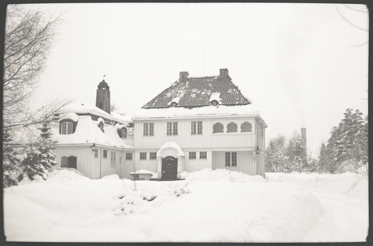 Vinterbilder av hjemmet til direktør ved Dalen Portland cementfabrik, Alfred Holter, i 1937

Påskrift konvolutt:
Vinteren 1937
Dalen Portland