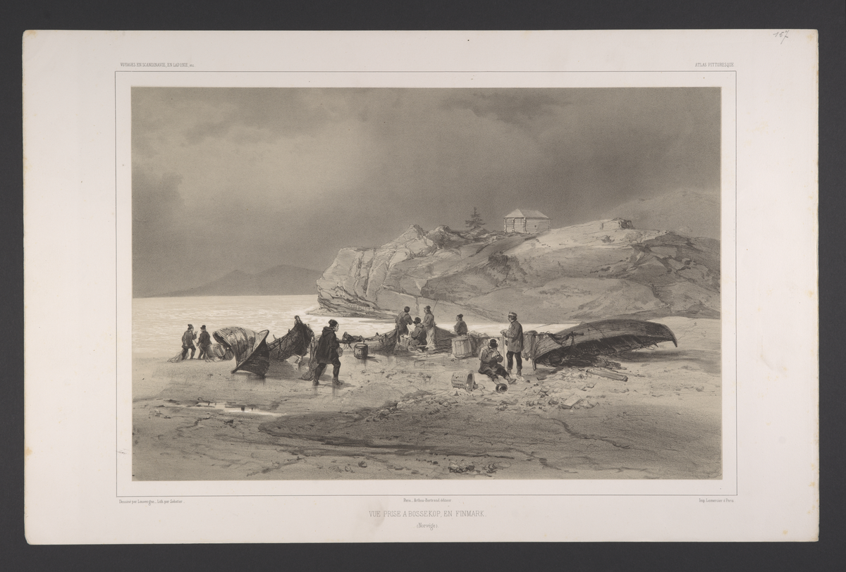 Skikkelser, båter og fiskeutstyr på strand. Bossekop.