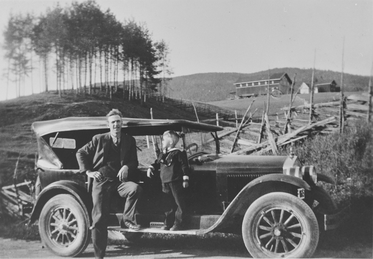 Halvard Løiten og sønnen Kjell med en Essex modell ca. 1920. Fotografert i Støvernlandet med Norheim i bakgrunnen, 1934.