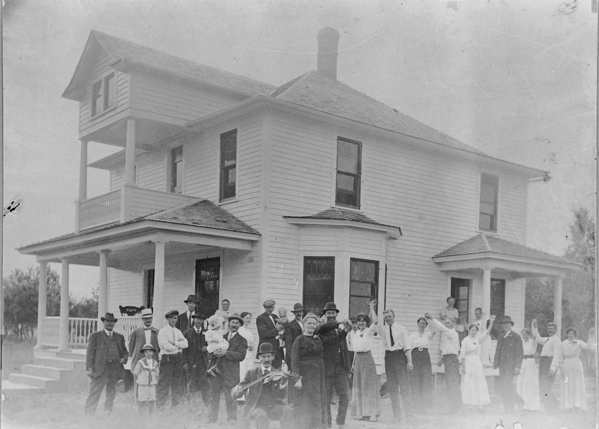 Dans og felespill foran hovedbygningen på Reier Reistads farm i Nord-Dakota, ca. 1920.