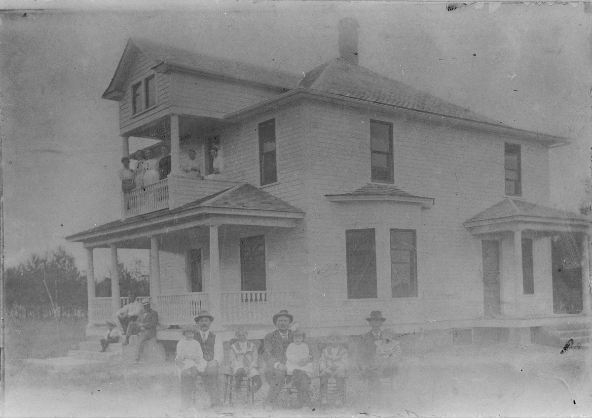 Hovedbygningen på Reier Reistads farm i Nord-Dakota, ca. 1920.