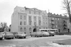 Fastigheten Drottninggatan 15 i Linköping uppfördes ett fåtal år in på 1900-talet. Nya hus har dock tillfogats på vardera sida sedan bildens tillkomst 1974.
