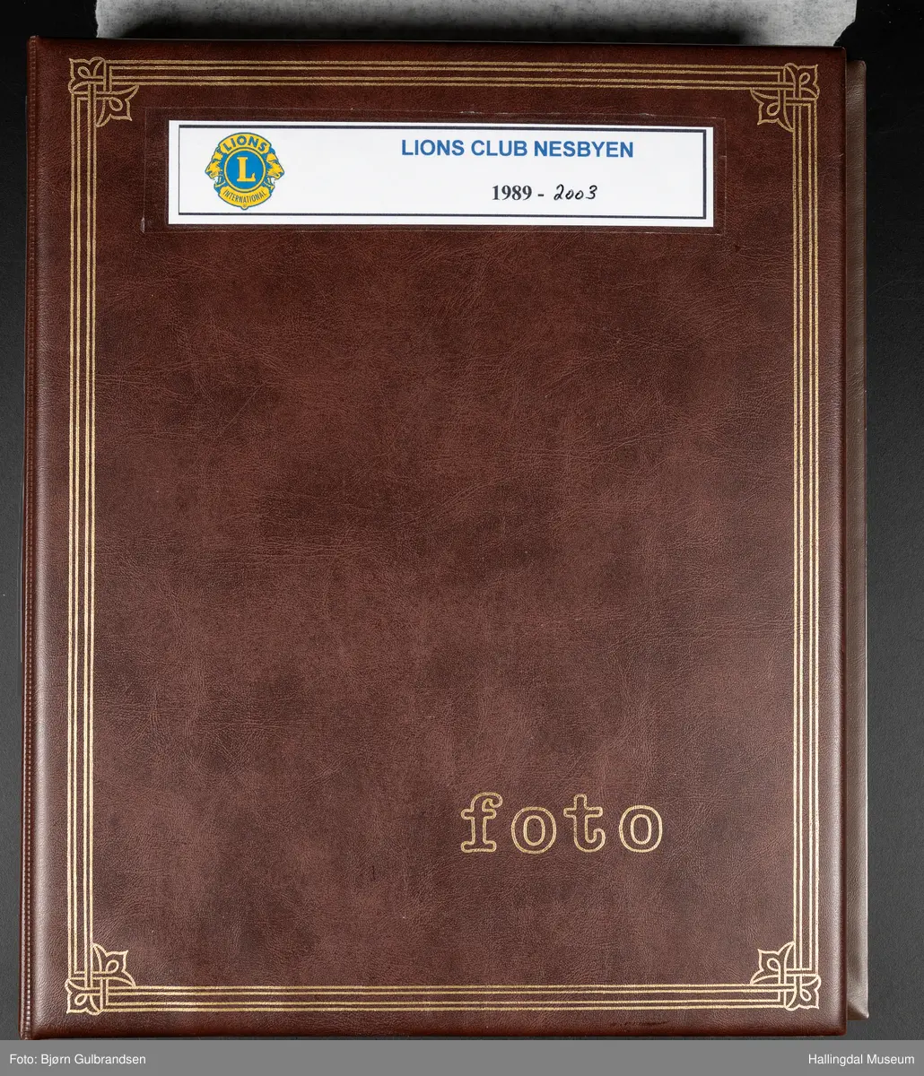 Et brunt album med 80 sider med tekst og bilder. Laget av Lions Club Nesbyen.   