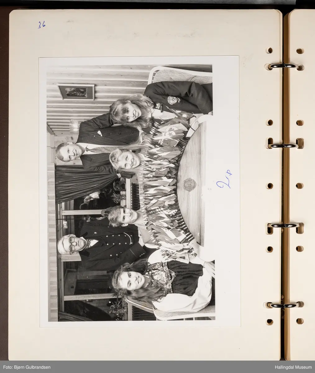 Et brunt album med 80 sider med tekst og bilder. Laget av Lions Club Nesbyen.   