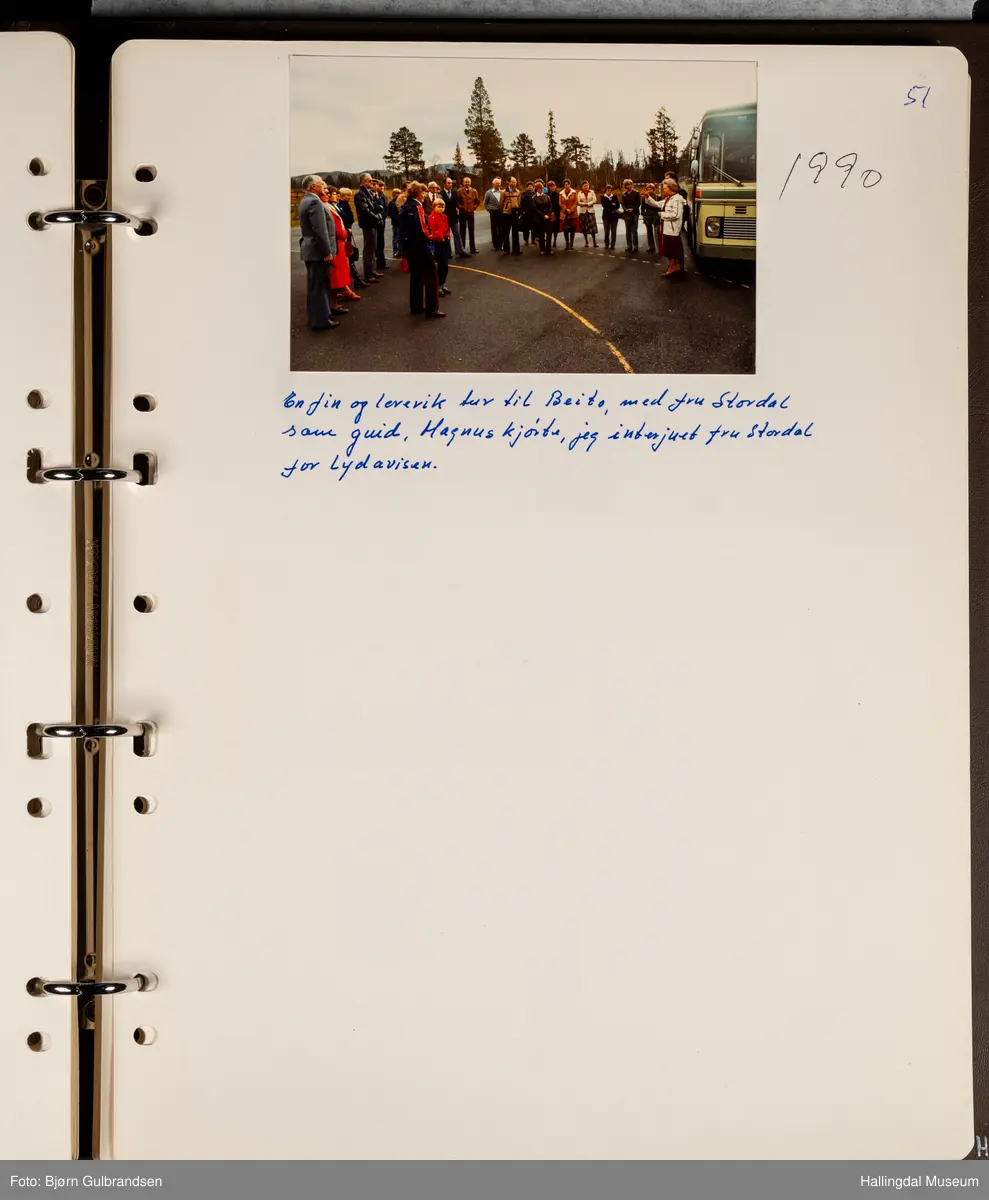 Et brunt album med 80 sider med tekst og bilder. Laget av Lions Club Nesbyen.   