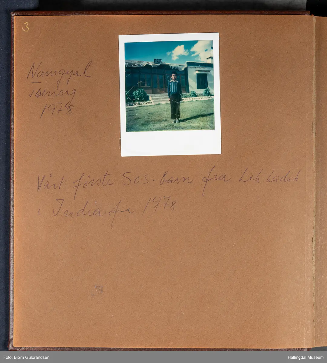 Et brunt læralbum med 74 sider med tekst og bilder. Laget av Lions Club Nesbyen.   