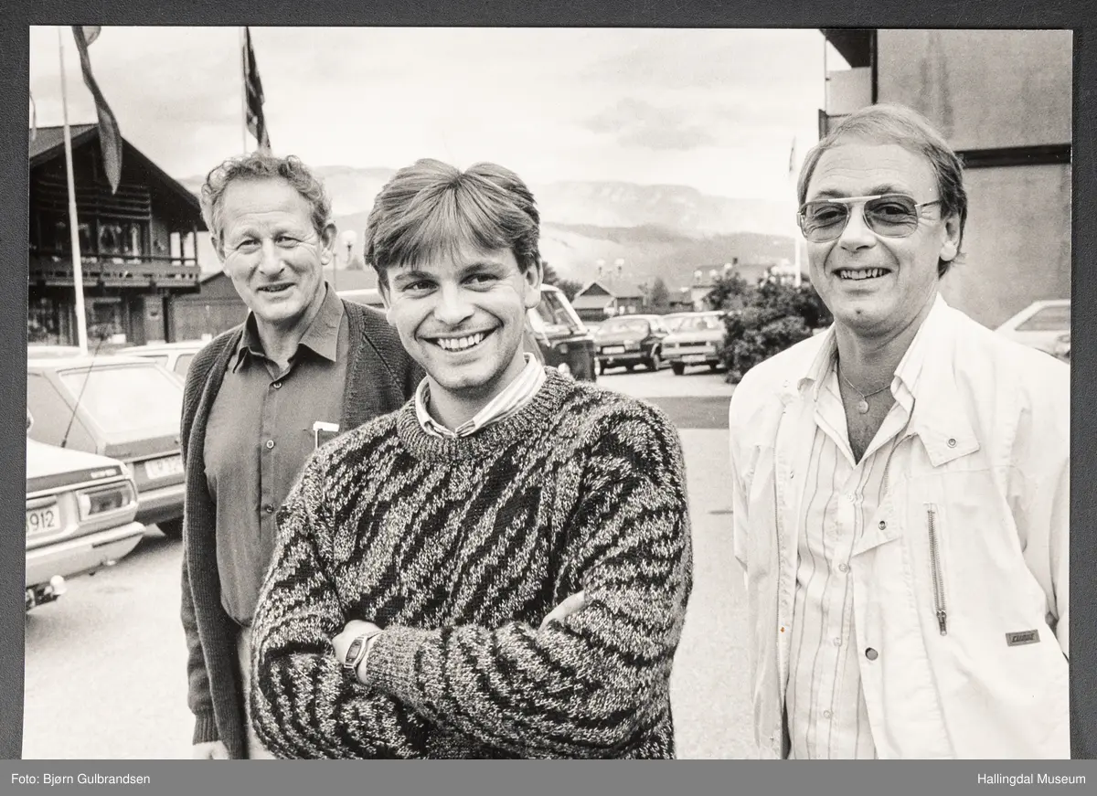 Et brunt læralbum med 74 sider med tekst og bilder. Laget av Lions Club Nesbyen.   