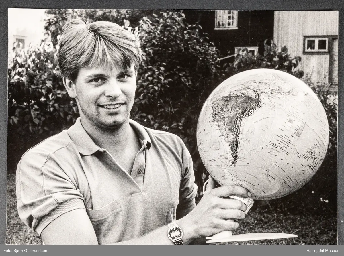 Et brunt læralbum med 74 sider med tekst og bilder. Laget av Lions Club Nesbyen.   