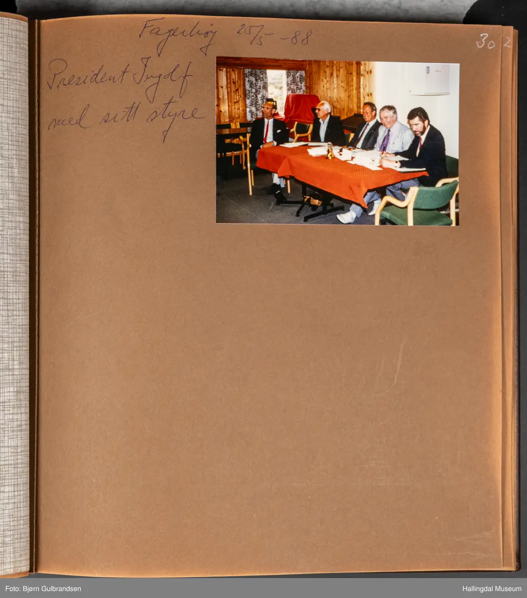 Et brunt læralbum med 74 sider med tekst og bilder. Laget av Lions Club Nesbyen.   