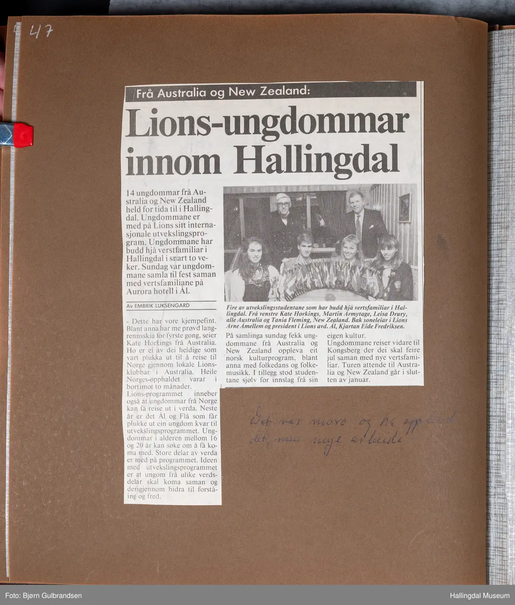 Et brunt læralbum med 74 sider med tekst og bilder. Laget av Lions Club Nesbyen.   