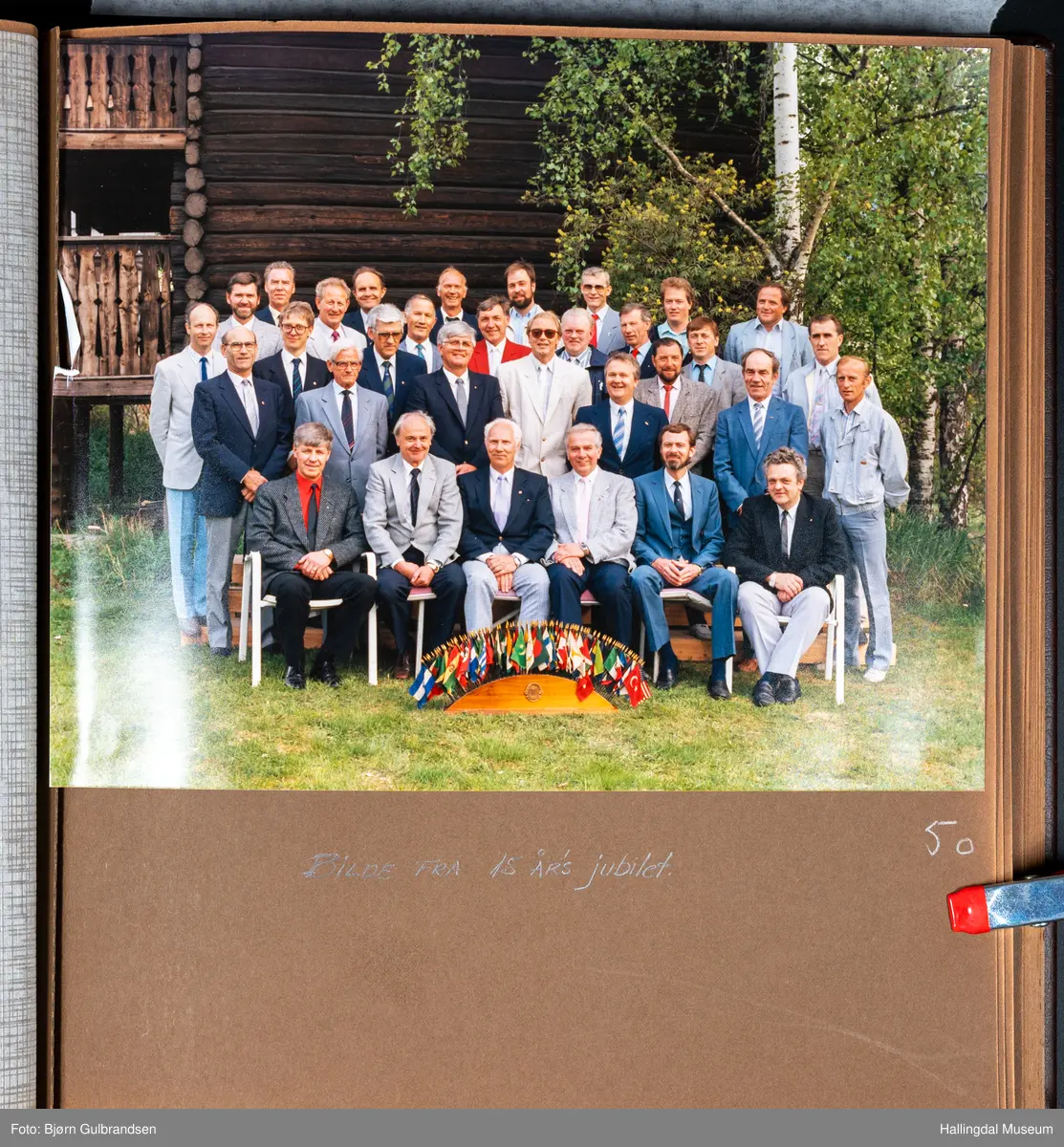Et brunt læralbum med 74 sider med tekst og bilder. Laget av Lions Club Nesbyen.   