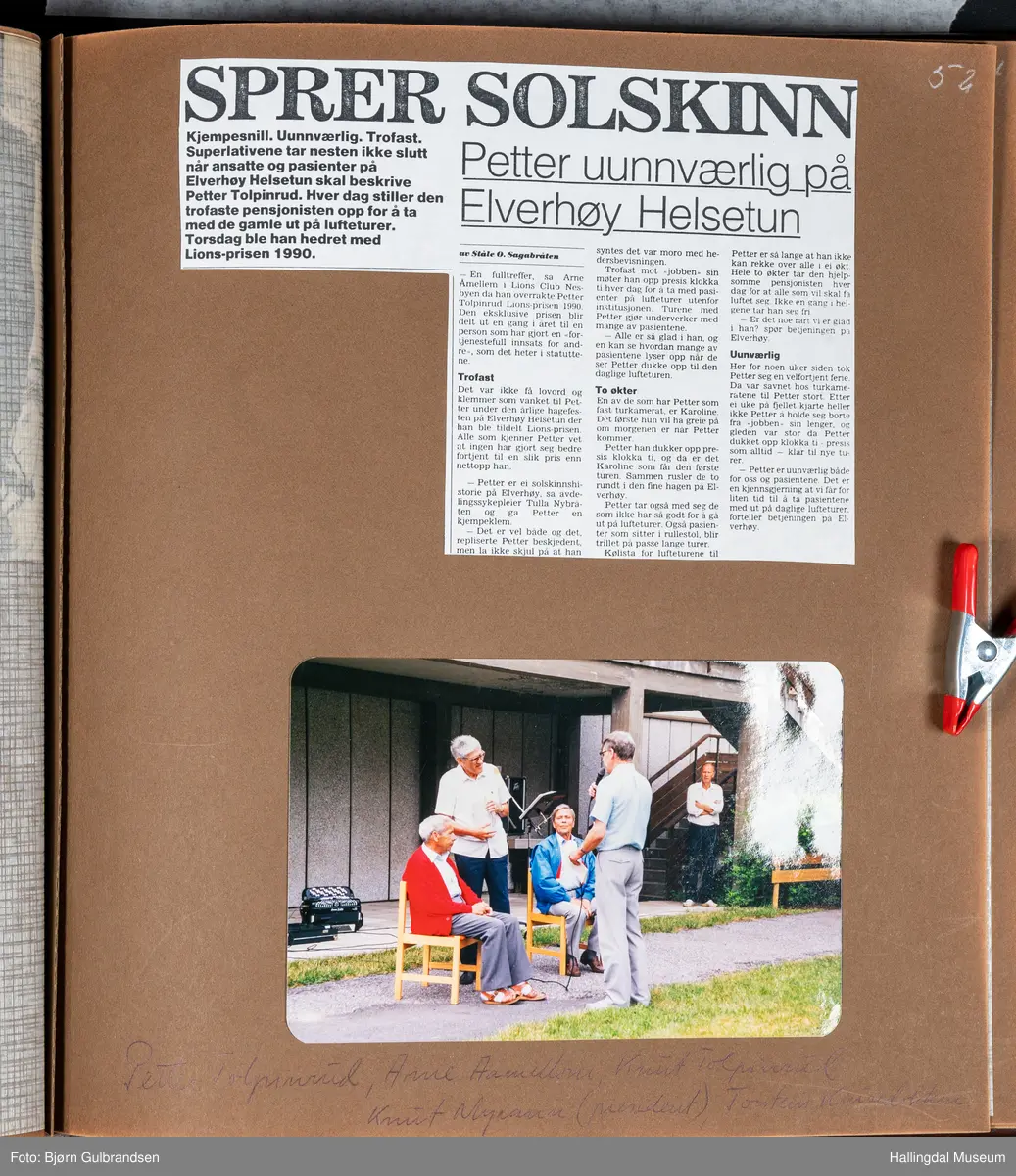 Et brunt læralbum med 74 sider med tekst og bilder. Laget av Lions Club Nesbyen.   