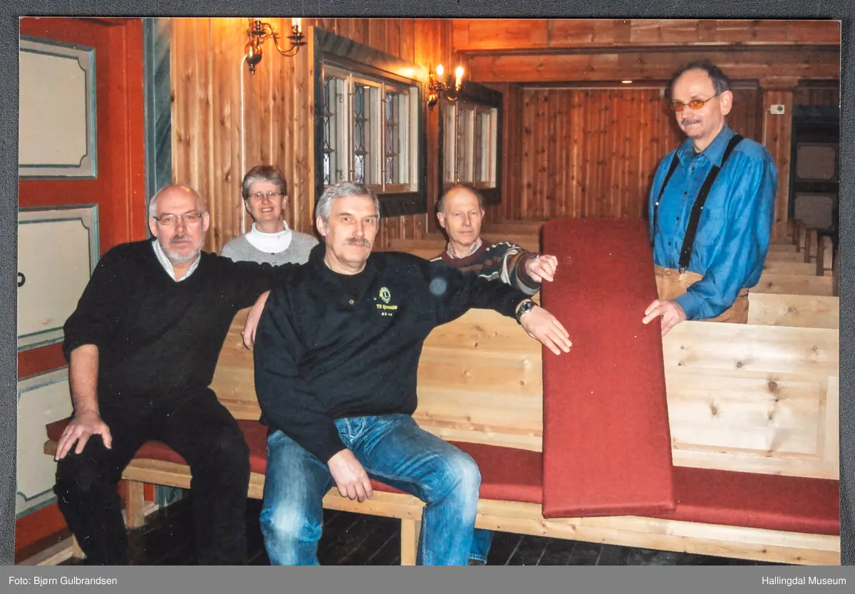 Et brunt læralbum med 74 sider med tekst og bilder. Laget av Lions Club Nesbyen.   