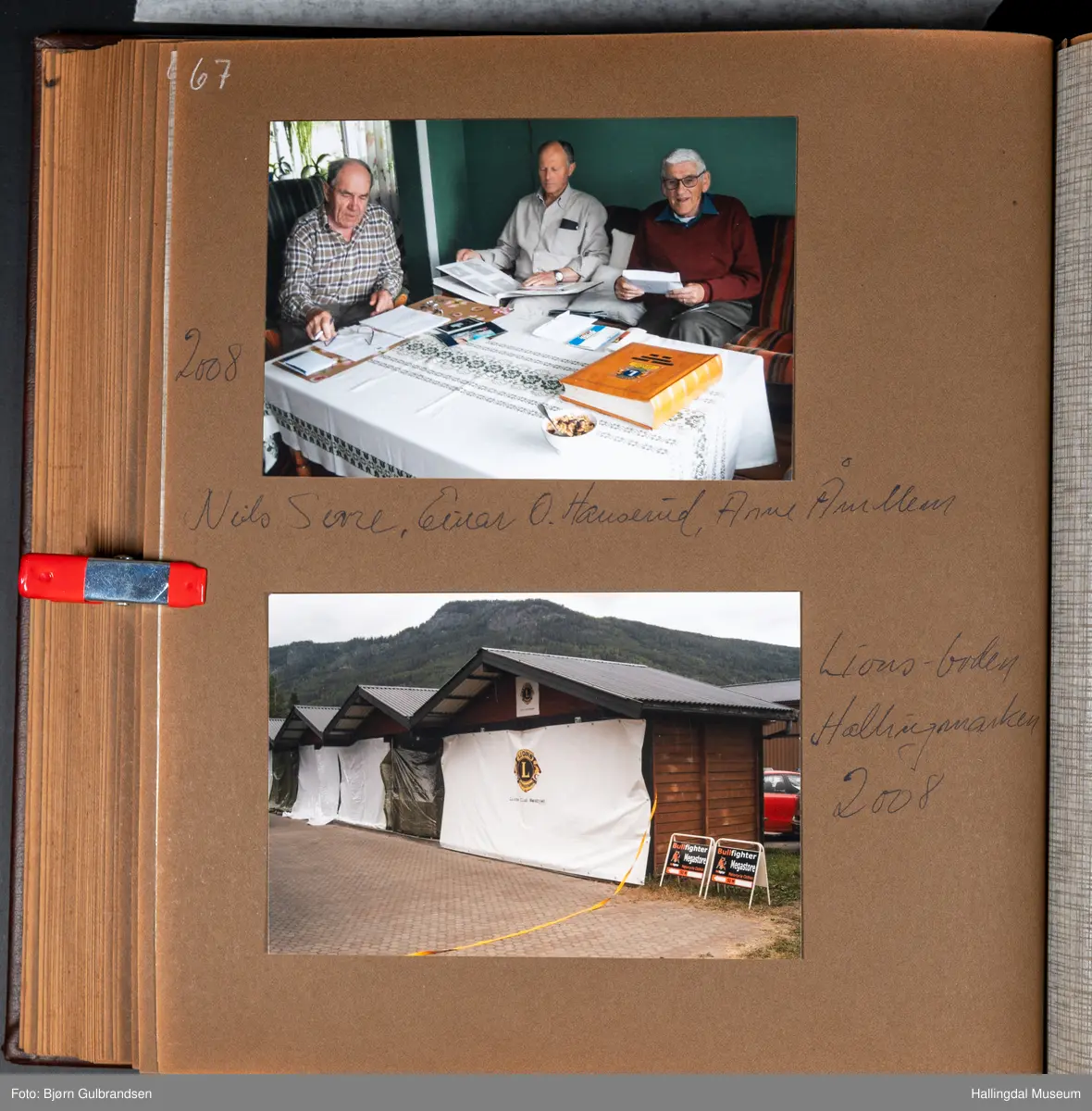 Et brunt læralbum med 74 sider med tekst og bilder. Laget av Lions Club Nesbyen.   