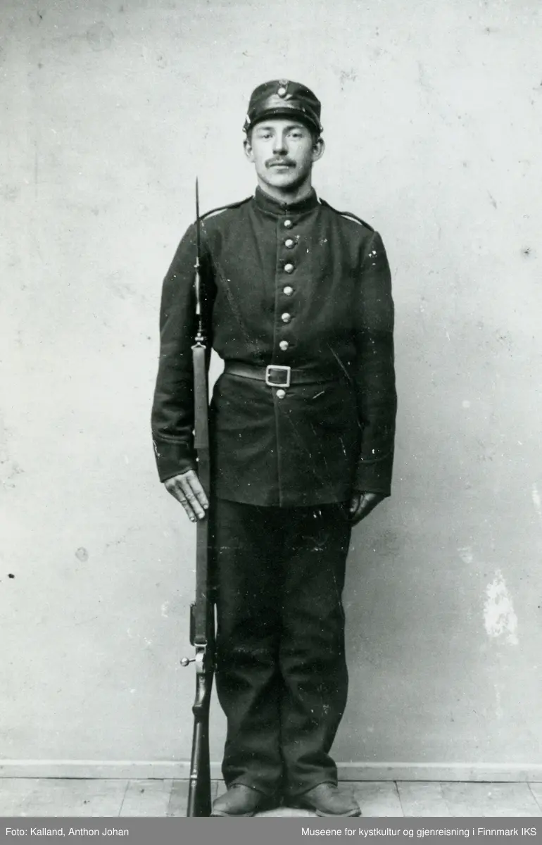Portrett av Oluf Botolfsen i uniform, Gjesvær. Foto: Kalland, Hammerfest.