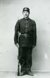 Portrett av Oluf Botolfsen i uniform, Gjesvær. Foto: Kalland.