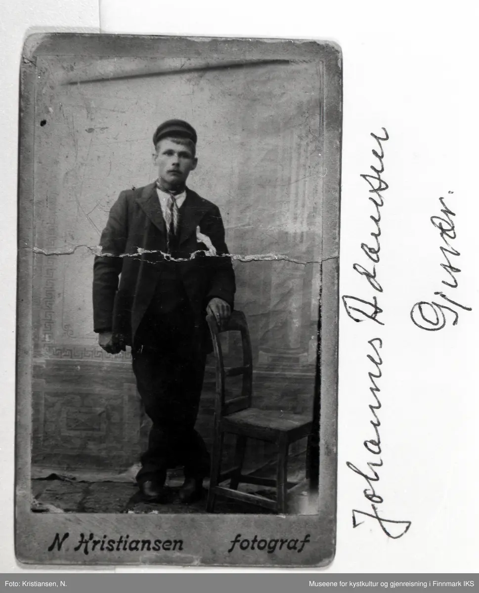 Atelierportrett av Johannes Adamsen (1881-1940), Gjesvær. Foto: N. Kristiansen.