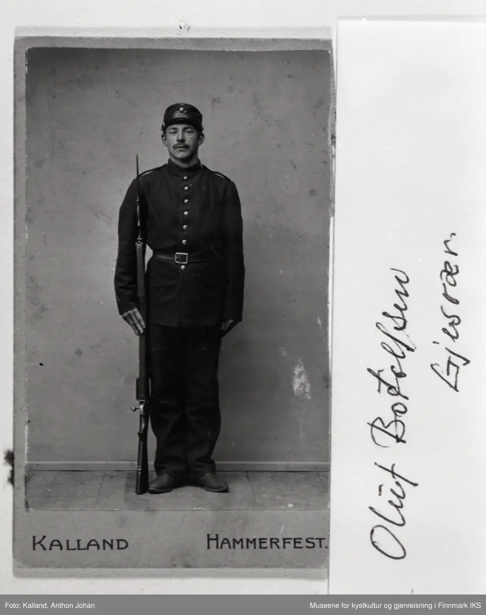 Portrett av Oluf Botolfsen i uniform, Gjesvær. Foto: Kalland, Hammerfest.