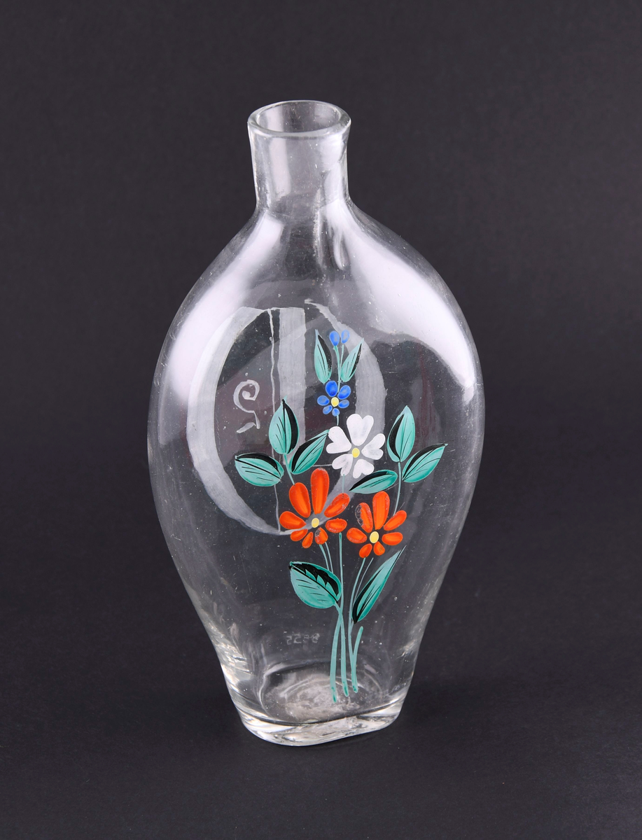 Lommelerke av håndblåst glass. Lommelerken er avflatet og avlang rund. På den ene siden er det gravert dekor med et 2-tall, på den andre siden håndmalt dekor av planter med røde, hvite og blå blomster.