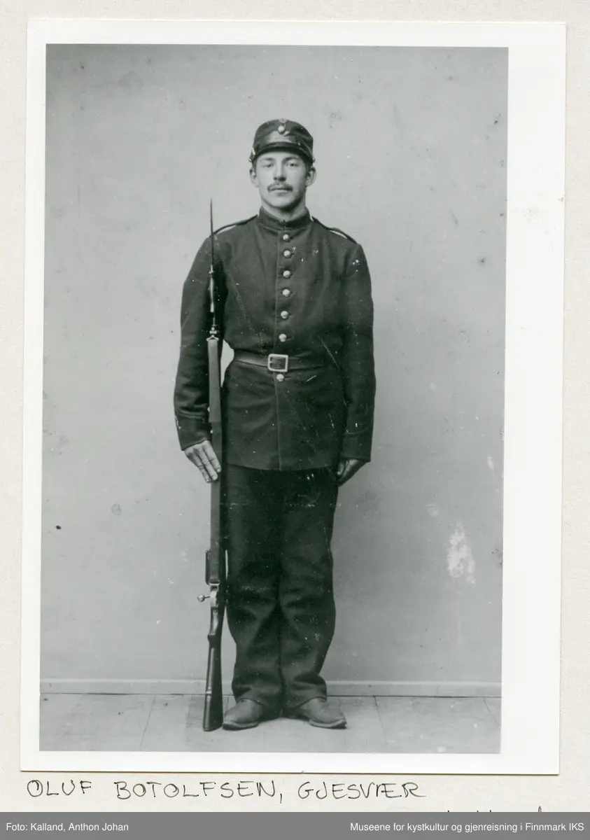 Portrett av Oluf Botolfsen i uniform, Gjesvær. Foto: Kalland, Hammerfest.