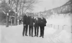 Fire dresskledde menn ved Kristians amts landbruksskole/Opland landbruksskole på Storhove i Lillehammer