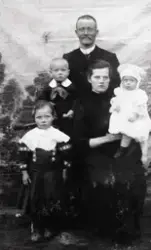 Atelierbilde av Jakob Andreas (1884-1969) og Anna (1890-1952) Jensen, med barna Magda (f. 1907), Ragnar (f. 1908) og Asmund (f. 1910), Gjesvær. 1910/1911.