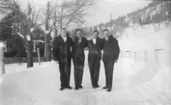 Fire dresskledde menn ved Kristians amts landbruksskole/Opland landbruksskole på Storhove i Lillehammer