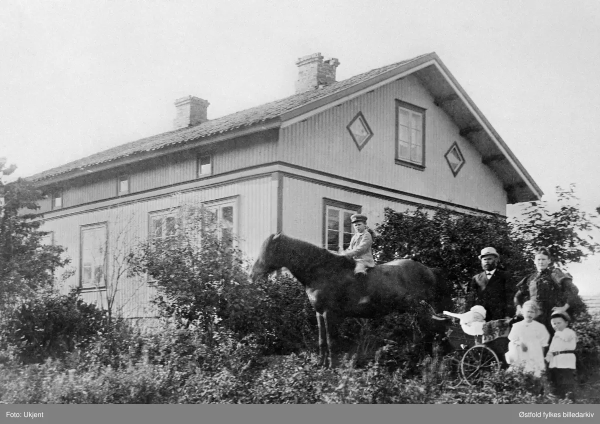 Bondefamile på Rå i Rolvsøy ca. 1903. På hesteryggen Nils N. Raae (1883-1956). Bak foreldrene Karl Nikolay N. Raae (1854-1918 - døde i spanskesyken). og Josefine N. Raae (1862-1935). I barnevogna Sigurd N. Raae (1902-1981), Ester N. Raae (1895-1945) og Gunnar N. Raae (1898-1953).
Det var et jordskifte på Rå ved århundreskiftet (1900) . Huset lå helt sør på Råfjellet, dagens (1994) drosjeholdeplass. Foran huset gikk den gamle veien. Huset er revet. Familien flyttet til huset øst for Rolvsøyveien (riksvei 109) etter jordskiftet.