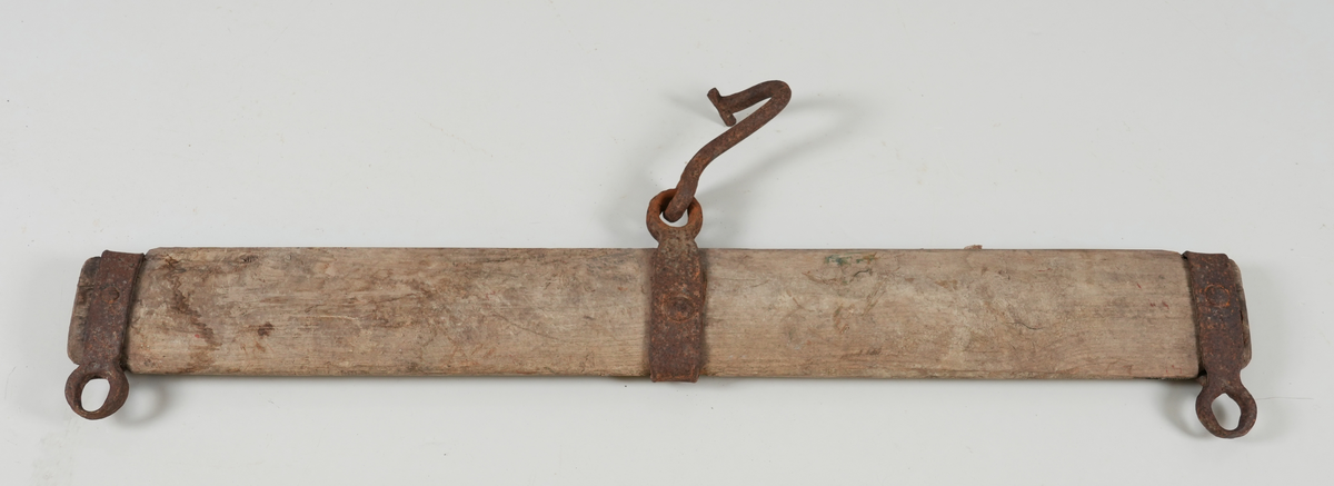 Drag (del av drag, tverrtre). I tre med jarn band rundt endane og midten. I enda av jarnet er det ring (i endane mot ein veg, i midten den andre vegen). I midtre ringen er det festa ein krok i jarn.