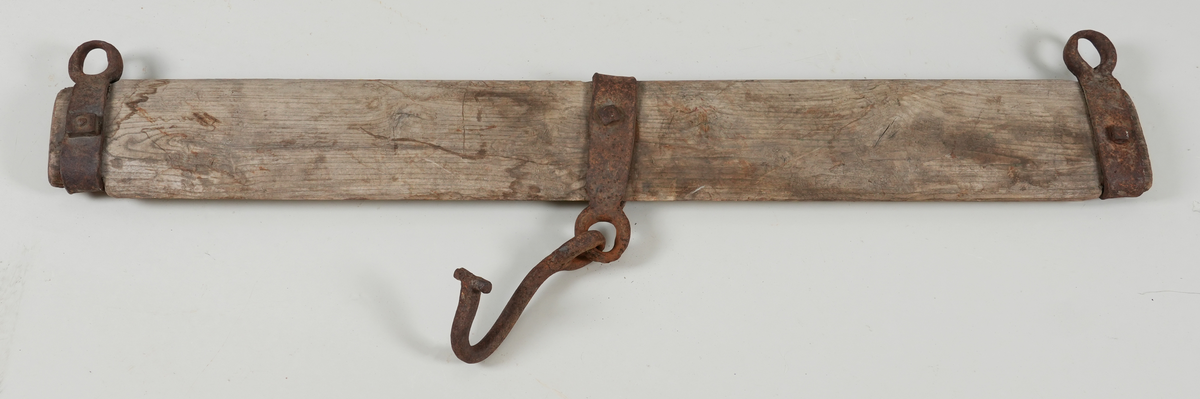 Drag (del av drag, tverrtre). I tre med jarn band rundt endane og midten. I enda av jarnet er det ring (i endane mot ein veg, i midten den andre vegen). I midtre ringen er det festa ein krok i jarn.