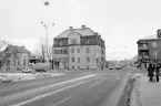 Denna decemberdag 1974 syntes miljön vid korsningen av Drottning- och Hamngatorna i Linköping likt bilden. Den pampiga fastigheten Hamngatan 17 var uppförd åren 1908-09 men stod med tiden för nära korsningen för att bestå.