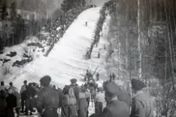 Vang H, Skirenn i Gjøsliebakken mars 1944, illegalt skirenn 