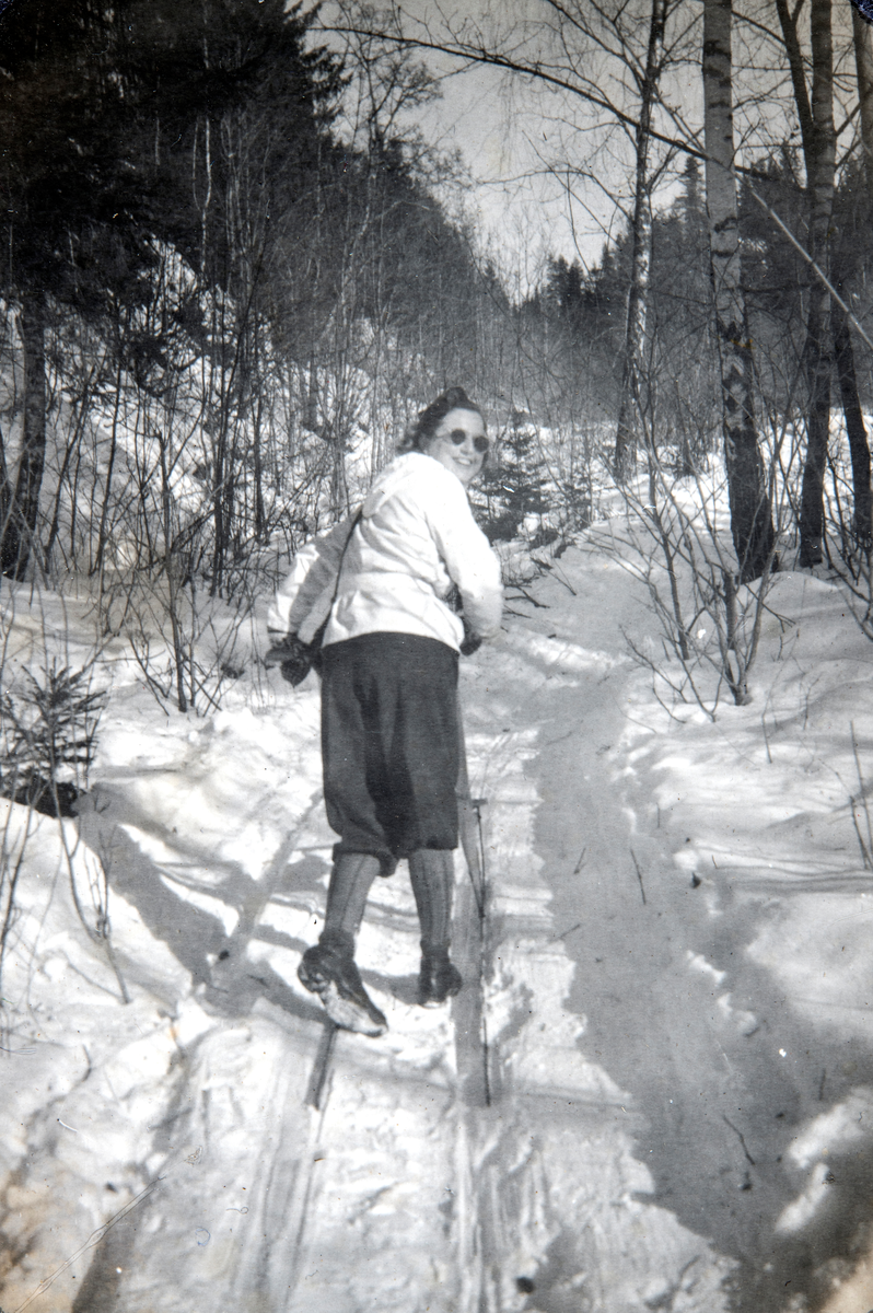 Hjørdis Kristine Carlsen gift Kjendlie, på skitur i Bjørgedalen i Furnes, mars 1944