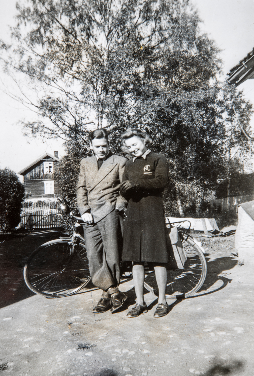 Frithjof Valby Kjendlie med sin forlovede, Hjørdis Kristine Carlsen i 1943, som 24 åringer. I Oluf Kolsrudsgate 1 på Storhamar.