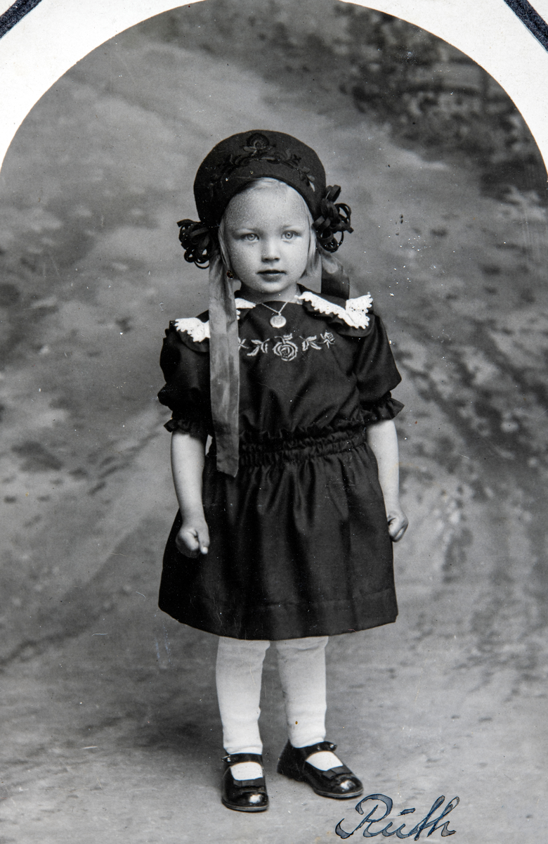 Ruth Carlsen fra Lunde, Jessnes fotografert i fotostudio 3 år gammel i 1918.