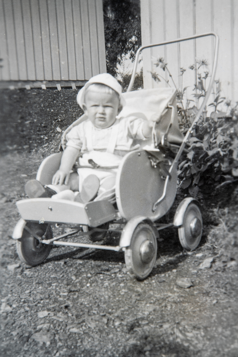Ole Jacob Kjendlie sittende i barnevogn hjemme på Storhamar.