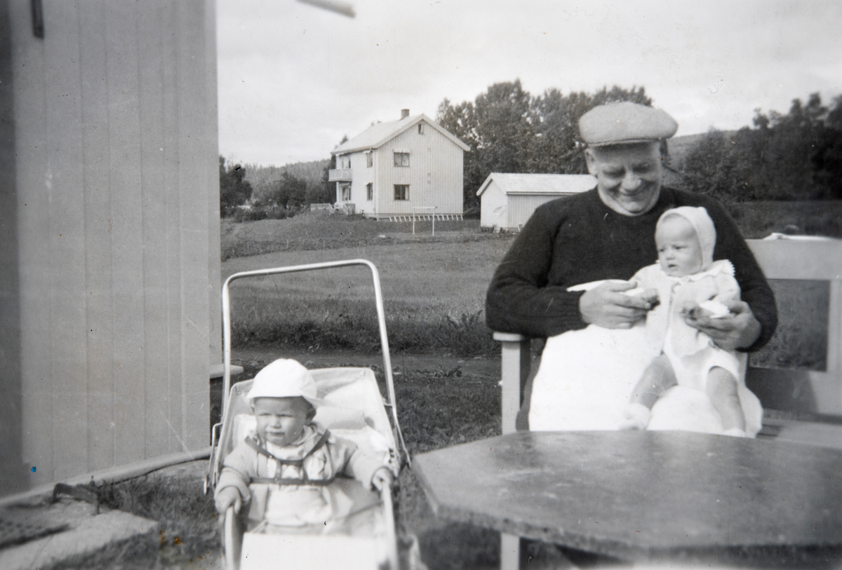 Skomaker Harald Svendsen. Hjemme på tunet, på hjørnet av Vognvegen og Måsabekkvegen sommeren 1952. Her sammen med kusinene Elin Kjendlie på fanget, og Ole Jacob Kjendlie sittende i vogna.