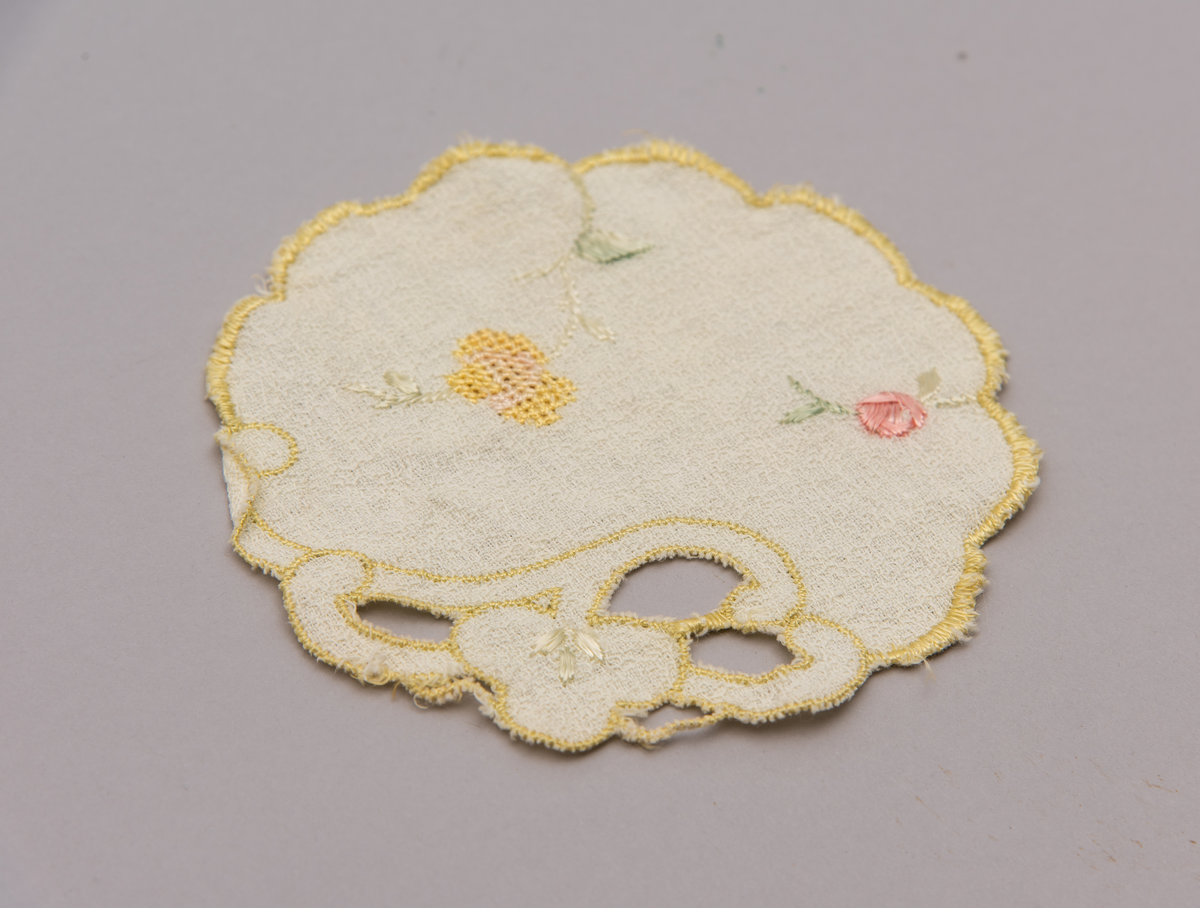 En duk og to brikker i samme design. Blomsterbroderi og "dekorhull".