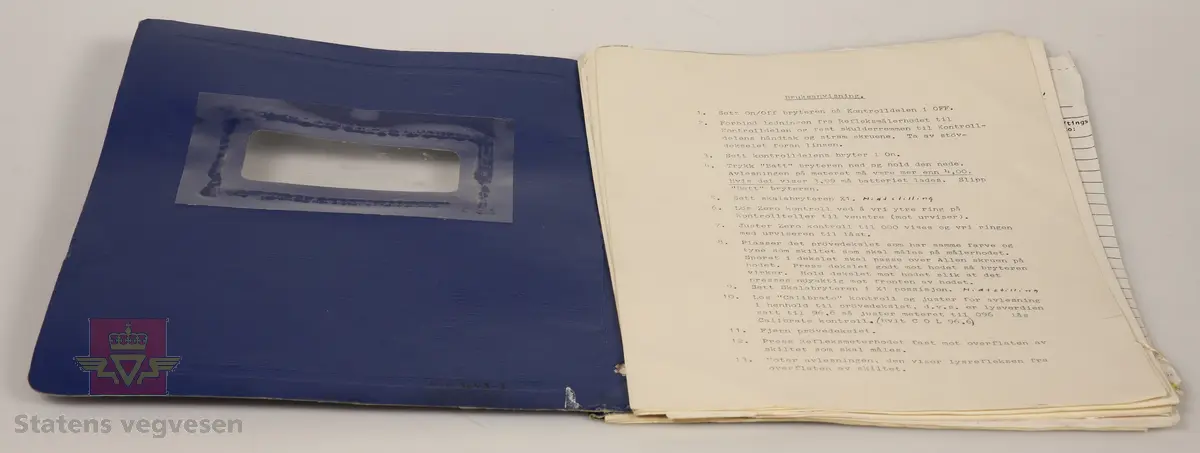 Refleksmåler som består av:

NVM 03643 Kontrolldelen er rektangulær og innkapslet i metall, svart og aluminiumsfarget med bærehåndtak og bærereim. Den har en bryter for innstilling og display for avlesning. Drives av 1 stk Varta 6V - 1EC 4R25 batteri. Dette er fjernet ved NVM. 
NVM 03643 - 001 Målehode med pistolgrep. Av metall, grå og svart. Svart kabel for tilkobling til kontrollenhet. Presses mot skilt.
NVM 03643 - 002 Treskrin med lokk som inneholder seks prøvedeksler for kalibrering av refleksmåler. Seks ulike farger. 
NVM 03643 - 003 Bruksanvisning og beskrivelse i blå perm. Svart skrift på hvitt. 
NVM 03643 - 004 Finerkasse med lokk. Forsterket med metallprofiler. Bærehåndtak.

Utstyret ser ut til å være i bra stand, men vi vet ikke om det fungerer. 