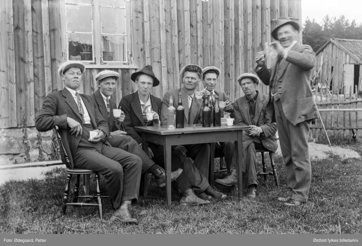 Unggutter klar til fest i det fri, Buerødegård i Aremark 1923.
Fra venstre: 1. Jens Mjølnerud  (Plassen) 2. Iver Plassen 3. Ole Tangen 4. Anders Tangen, 5. Ernst (svensk gårdsgtt på Skolleborg) 6. Johan Tangen 7. Jens Tangen.
