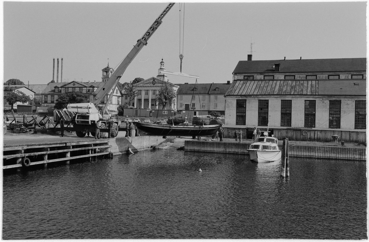 Serie som innehåller 9 motiv med olika moment under transport och lyft i vattnet av kungslupen nr 44 framför tackelkammaren på Karlskronas örlogsbas.