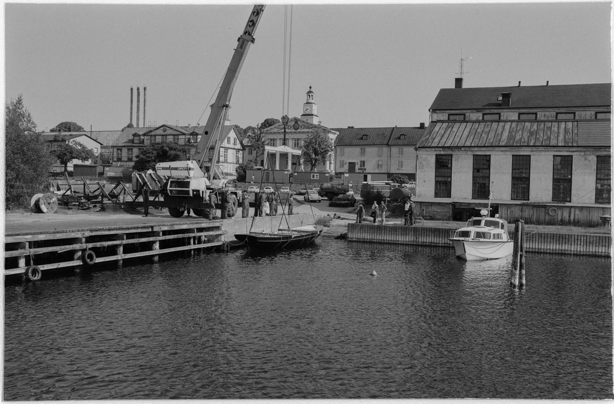 Serie som innehåller 9 motiv med olika moment under transport och lyft i vattnet av kungslupen nr 44 framför tackelkammaren på Karlskronas örlogsbas.