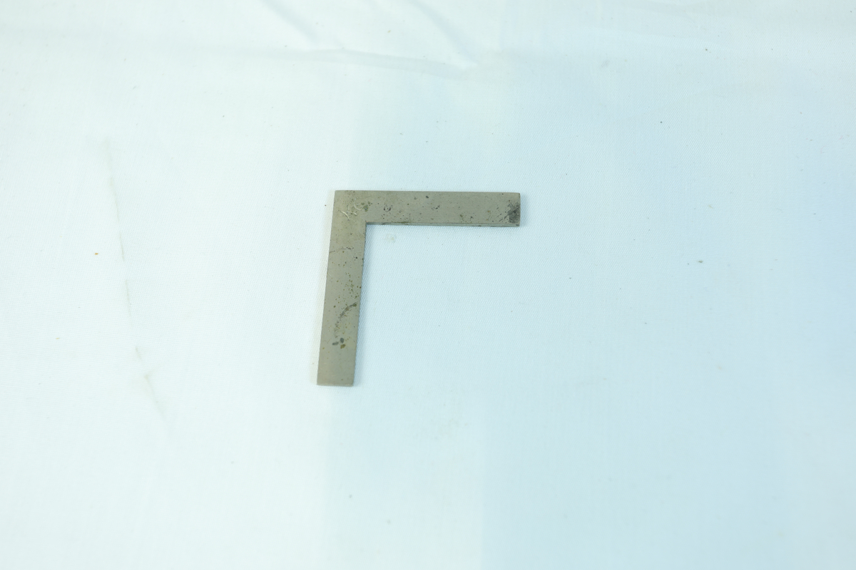 L-formet metallgjenstand trolig brukt som materiale i gullsmedvirksomhet.
